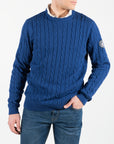 Maglione a trecce con patch del logo cucita