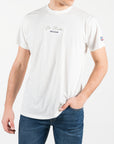 T-shirt con con ricamo centrale e dettaglio della bandiera americana intarsiata sulla manica sinistra