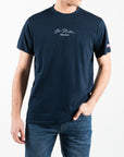 T-shirt con con ricamo centrale e dettaglio della bandiera americana intarsiata sulla manica sinistra