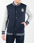 Felpa varsity con patch ricamata sul lato cuore