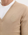 Cardigan con logo cucito tono su tono