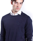 Girocollo finezza 12 con toppe su manica col. e ricamo logo Blu Navy