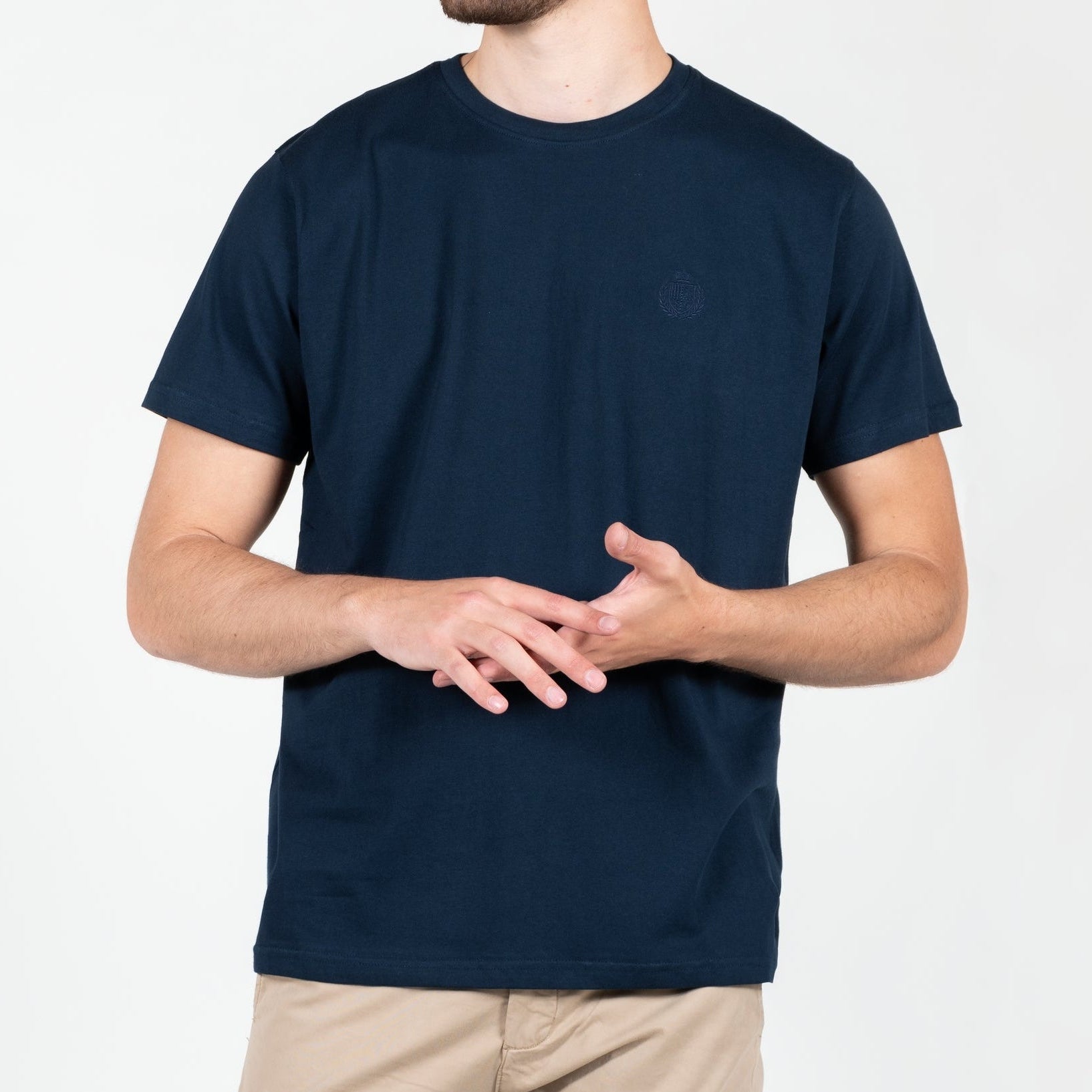 T-shirt in jersey con logo ricamato ton sul ton al lato cuore