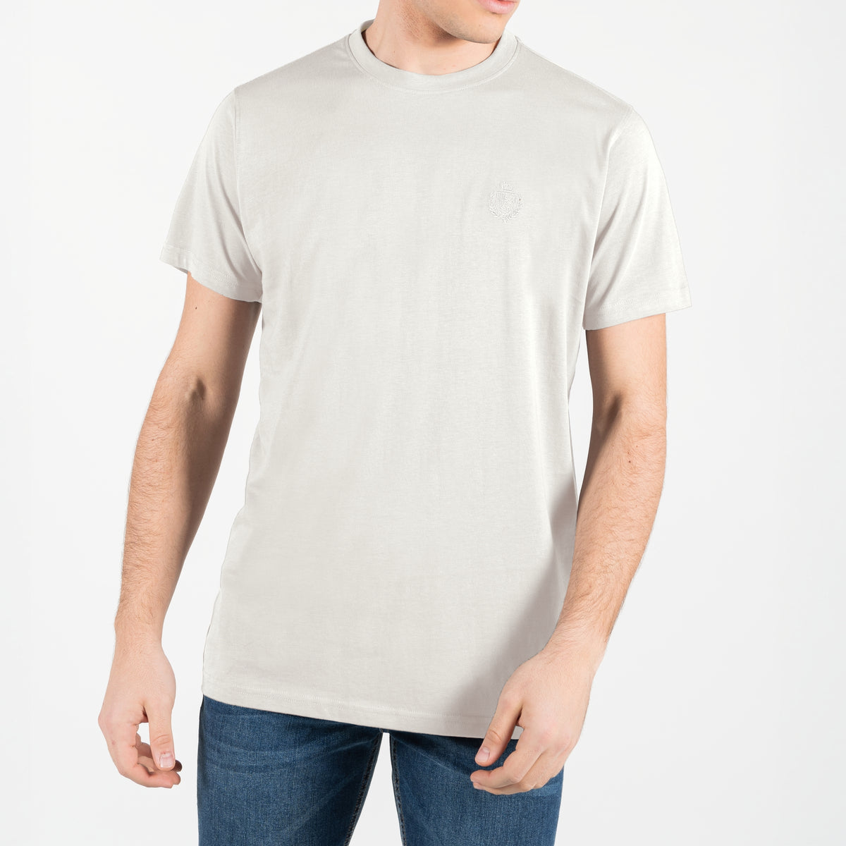 T-shirt in jersey con logo ricamato ton sul ton al lato cuore