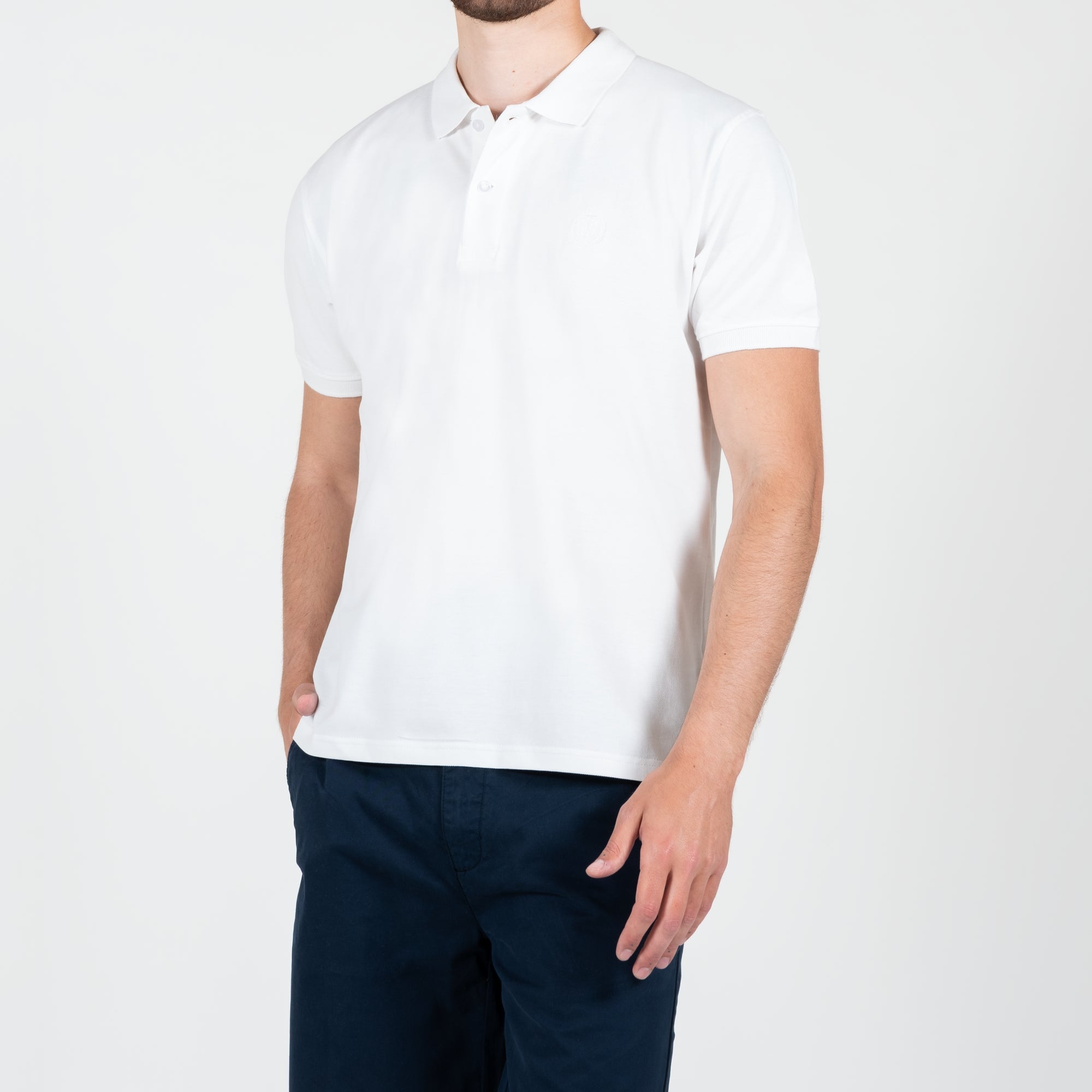 Polo in piquet con logo ricamato tono su tono lato cuore 