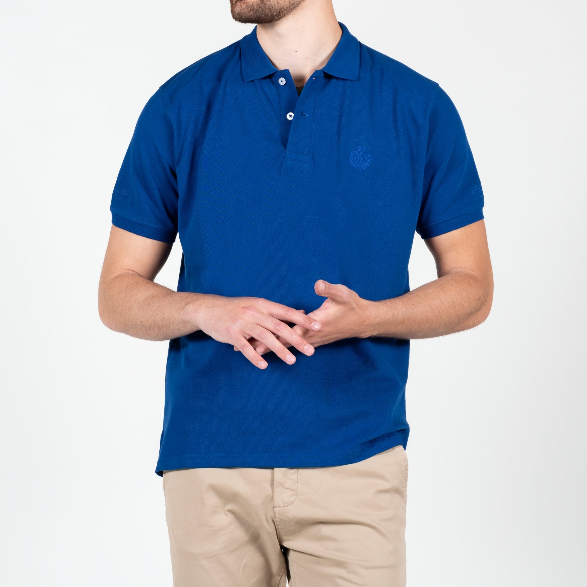 Polo in piquet con logo ricamato tono su tono lato cuore 