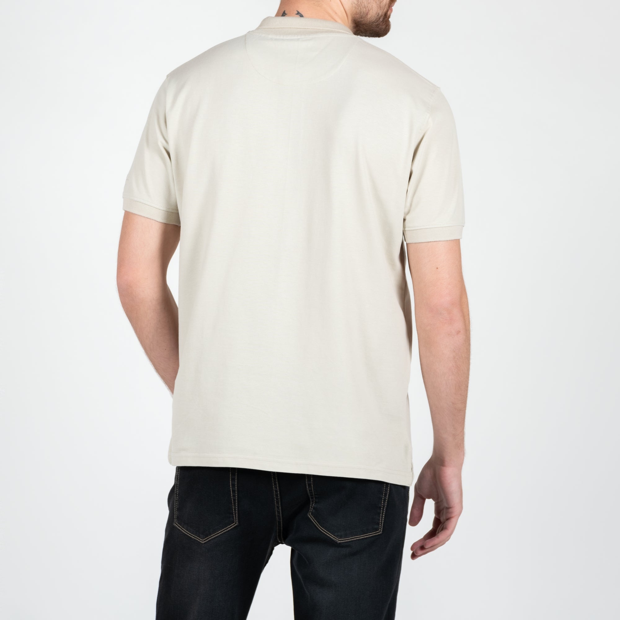 Polo in piquet con logo ricamato tono su tono lato cuore