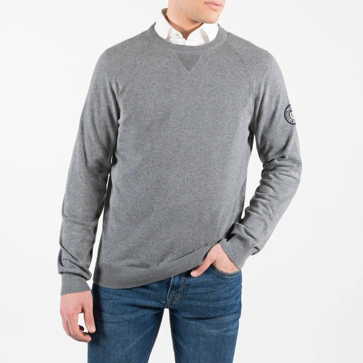 Maglione in caldo cotone a girocollo con ricamo sulla manica sinistra