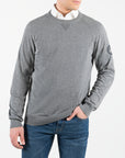 Maglione in caldo cotone a girocollo con ricamo sulla manica sinistra