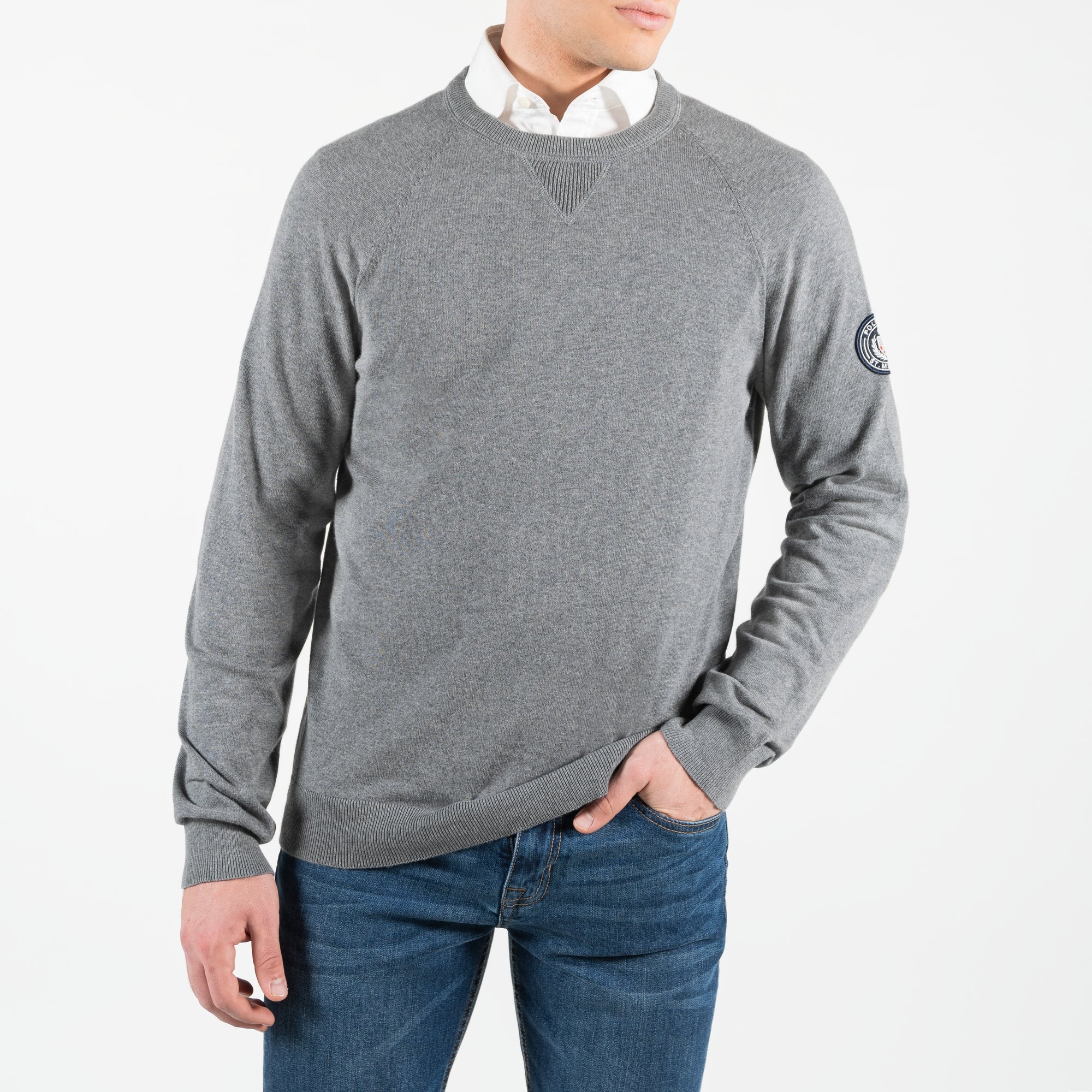 Maglione in caldo cotone a girocollo con ricamo sulla manica sinistra