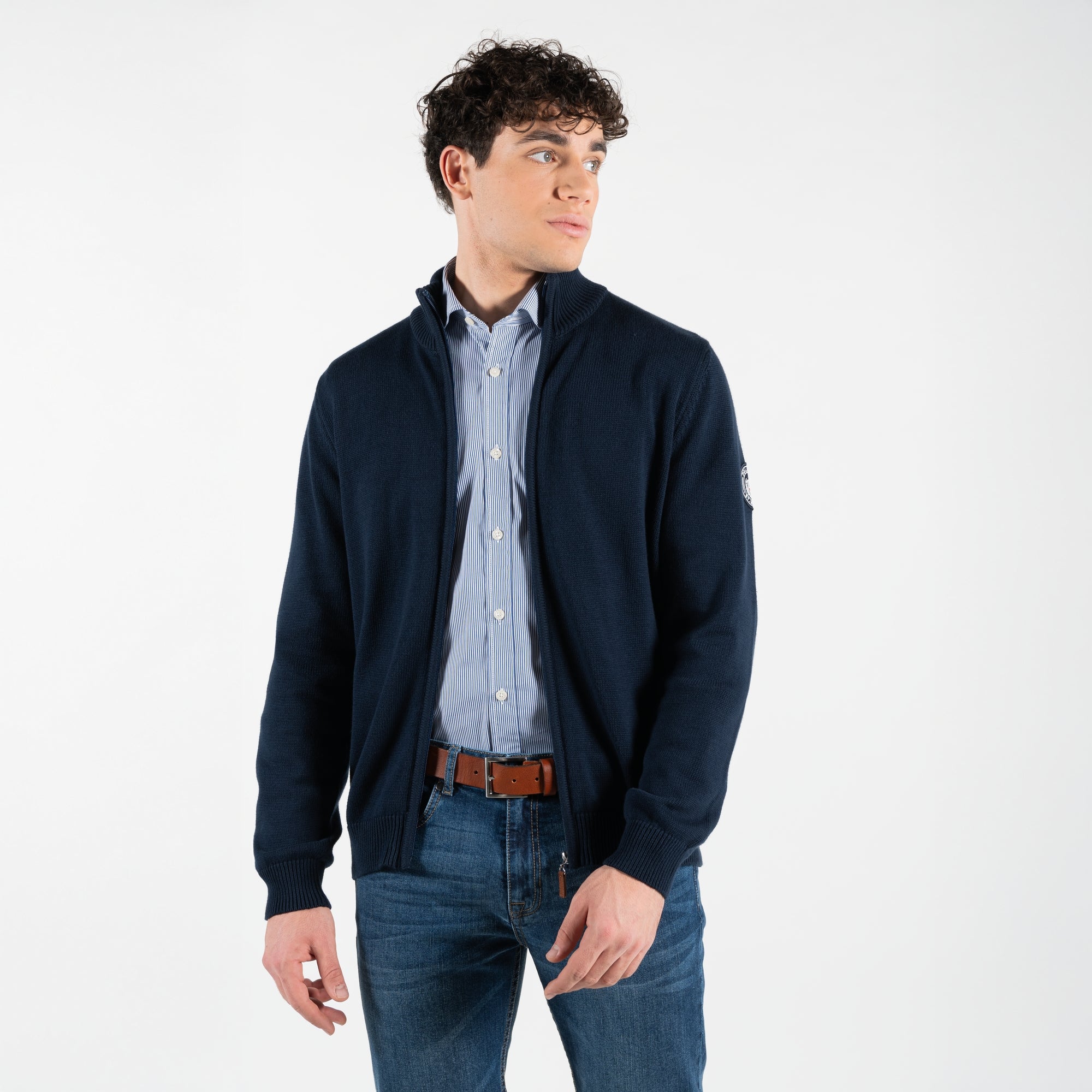 Maglione in caldo cotone con zip centrale e patch ricamate 