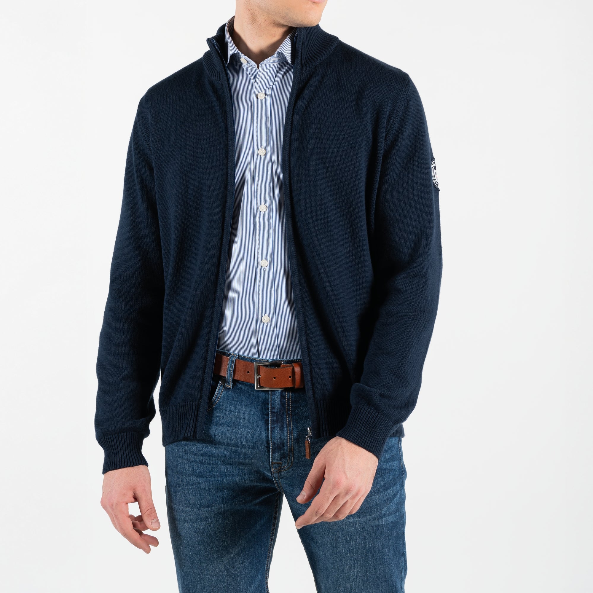 Maglione in caldo cotone con zip centrale e patch ricamate