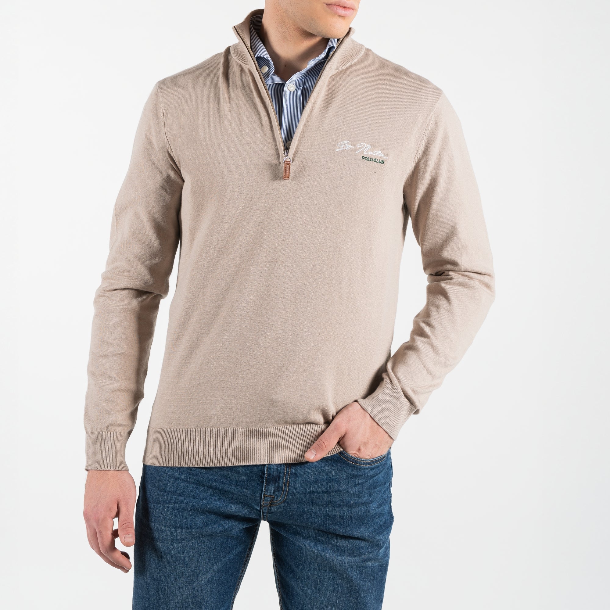 Maglione con mezza zip e ricamo lato cuore della firma del brand