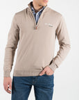 Maglione con mezza zip e ricamo lato cuore della firma del brand