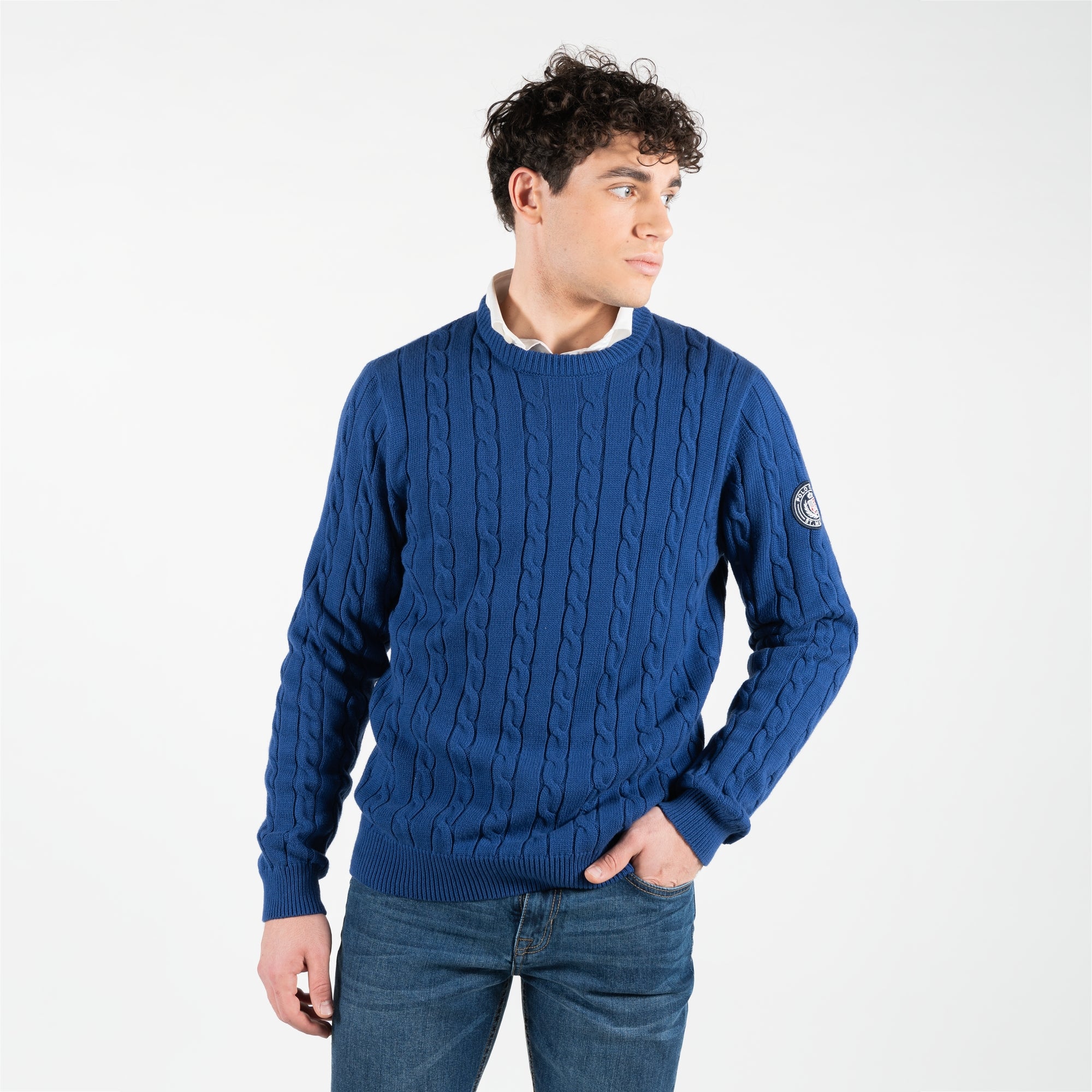 Maglione a trecce con patch del logo cucita 