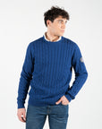 Maglione a trecce con patch del logo cucita 