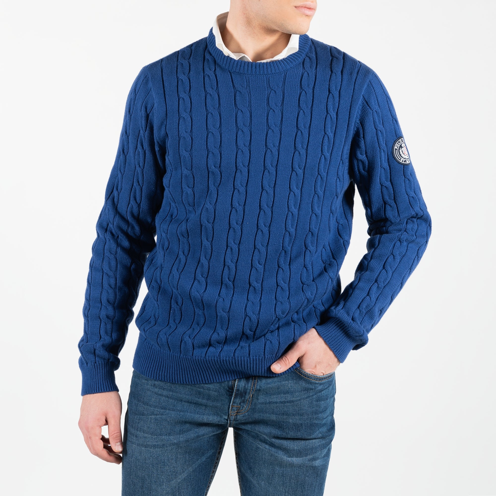 Maglione a trecce con patch del logo cucita