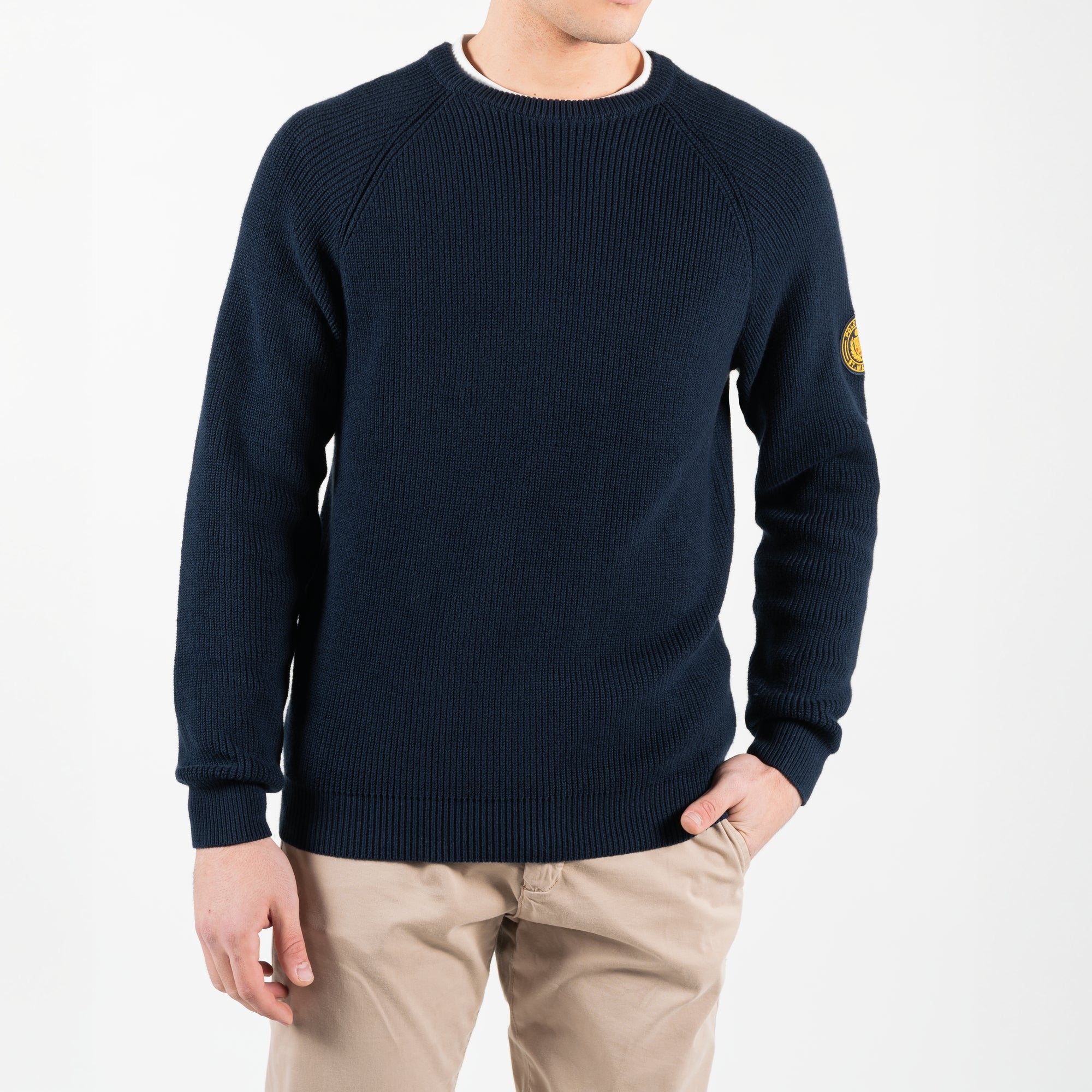 Maglione in caldo cotone a girocollo con ricamo sulla manica sinistra 