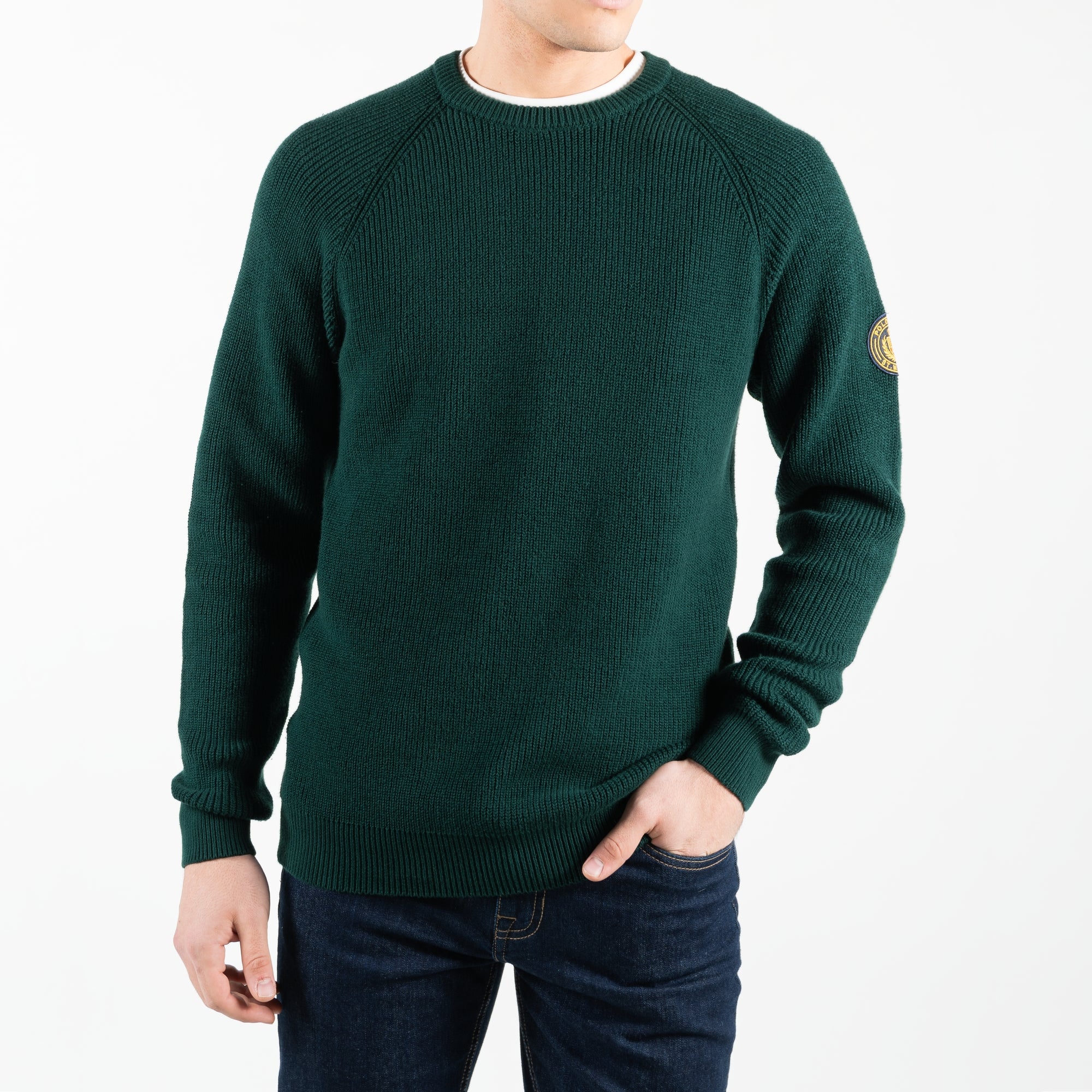 Maglione in caldo cotone a girocollo con ricamo sulla manica sinistra