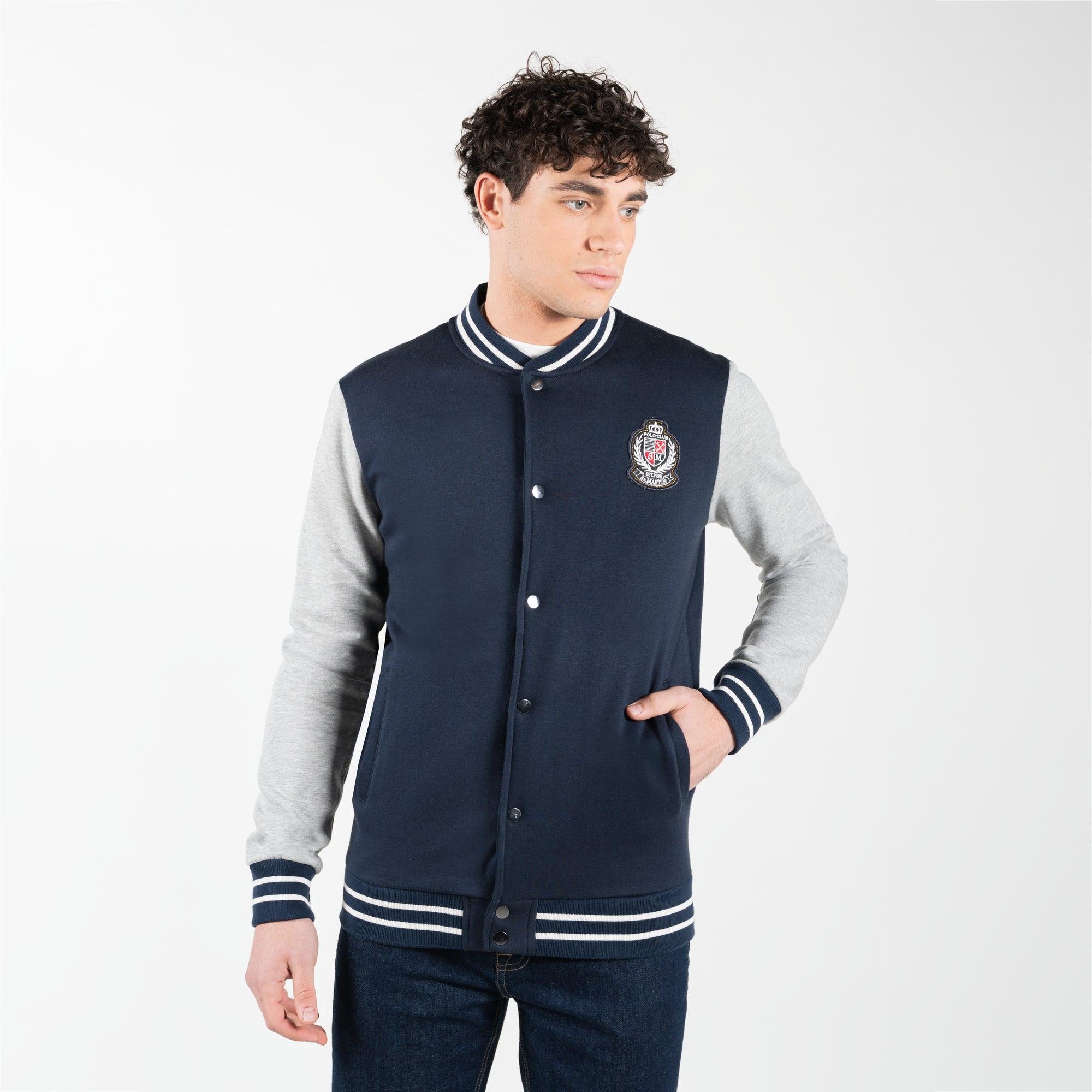 Felpa varsity con patch ricamata sul lato cuore 