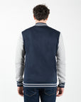 Felpa varsity con patch ricamata sul lato cuore