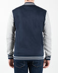 Felpa varsity con patch ricamata sul lato cuore