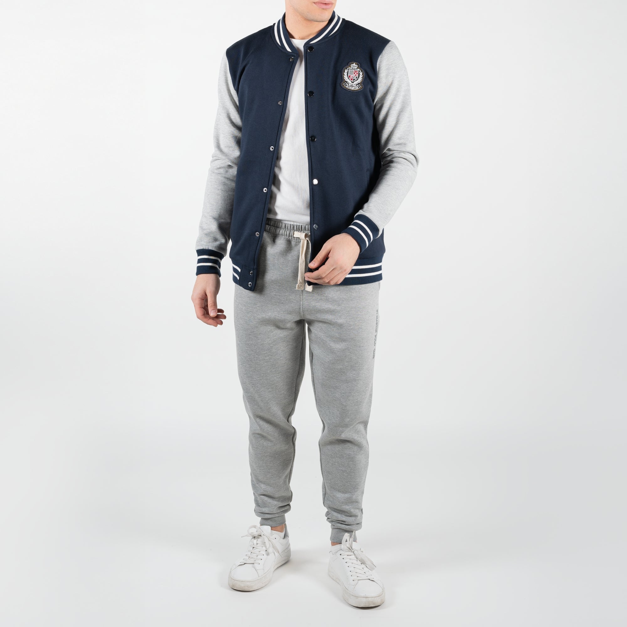 Coordinato in tuta stile college e patch ricamata sul lato cuore 